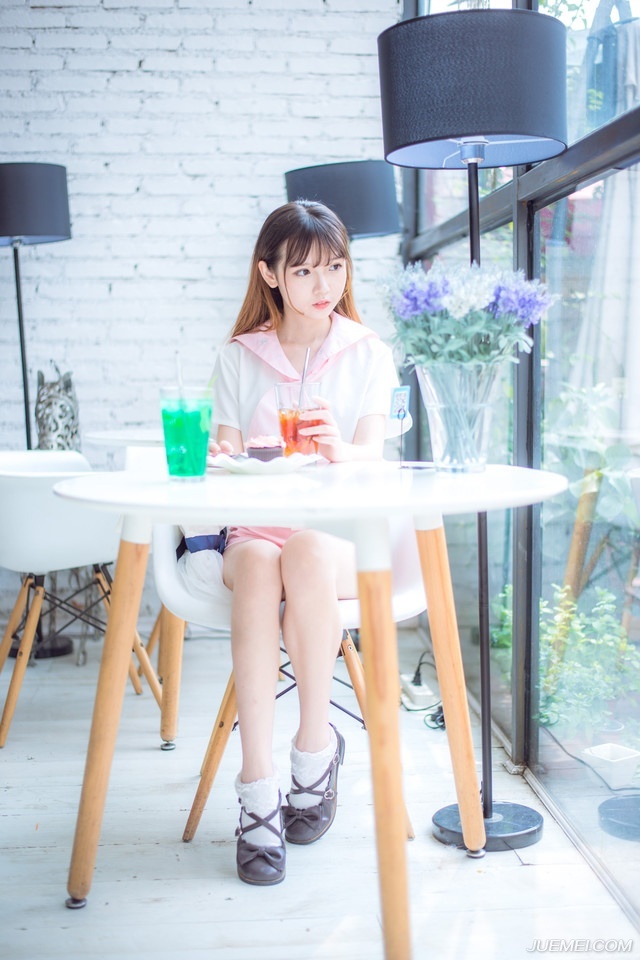 “夫君~”一名美妇带着一股慵懒的风情来到刘璝身后，轻声唤道。
